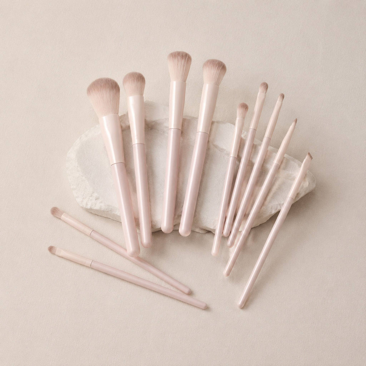 Juego esencial de 13 brochas de maquillaje de fibra sintética rosa: A1